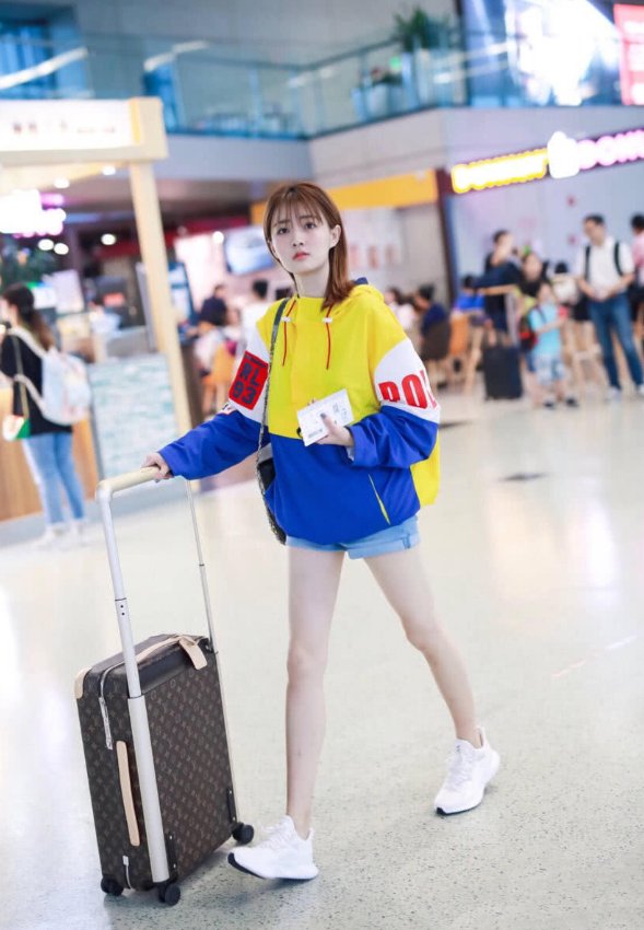 徐璐现身某机场,身穿外套加短裤大秀长腿