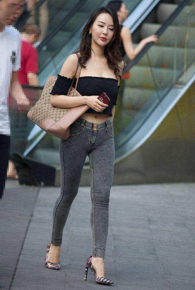 街拍：气质小姐姐一袭紧身裙，凸显迷人身姿，性感时尚