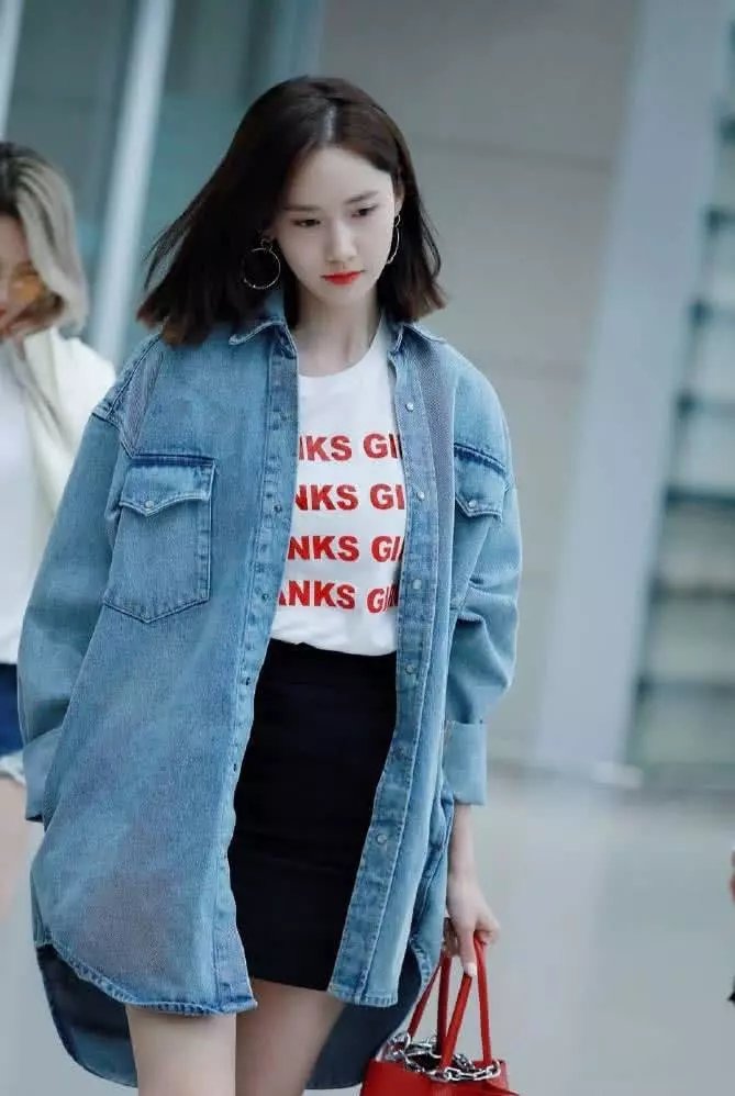 林允儿超短红色卫衣配紧身裤,大跳热舞秀身材,却不慎露出内衣