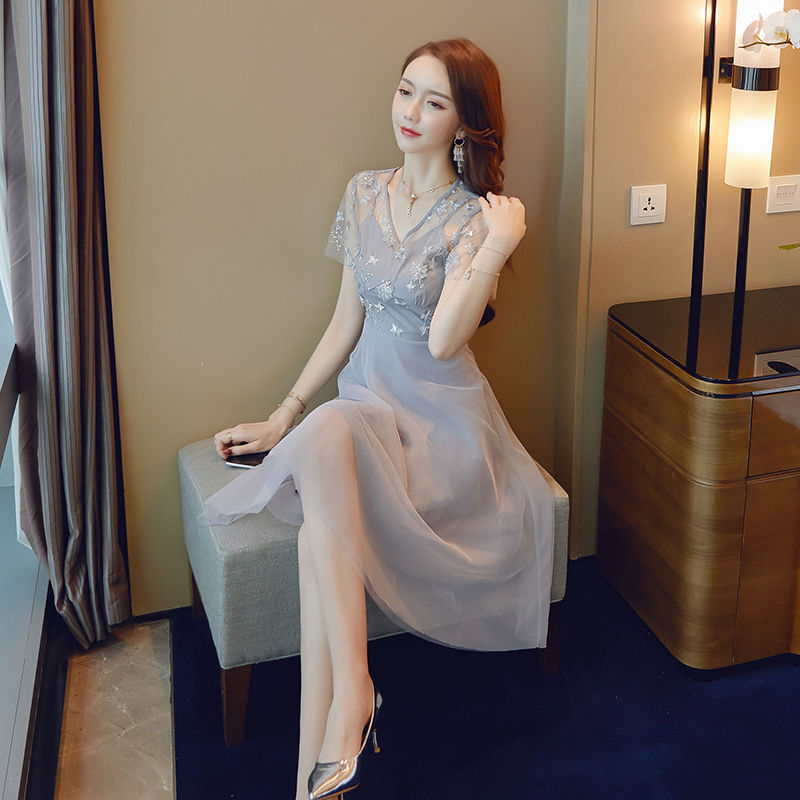 告别沉闷的黑色，清新温柔的蕾丝连衣裙，给你带来甜甜的美感