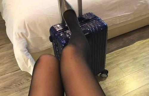 柔软的鞋面是尖头细跟的武器，简约的纯色容易搭配