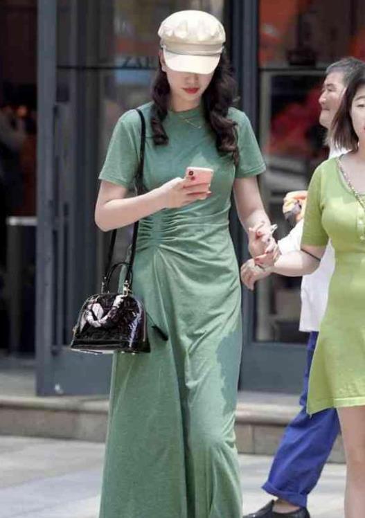 『美女』街拍冰肌玉肤的美女,一件黑色背心配黑色短裤,时尚女性魅力范