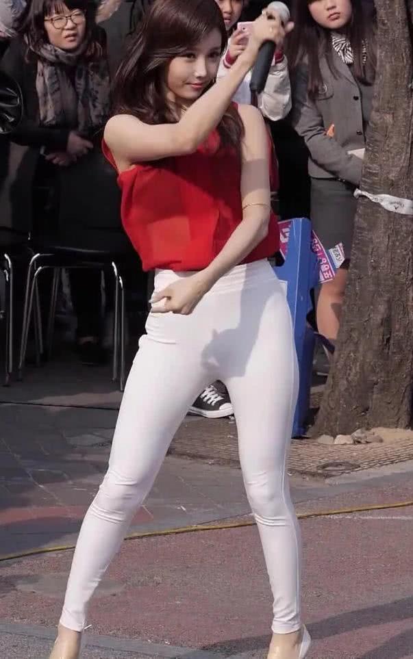 跳舞的韩国小姐姐不但高颜值，紧身裤搭配红色短袖小衫更漂亮