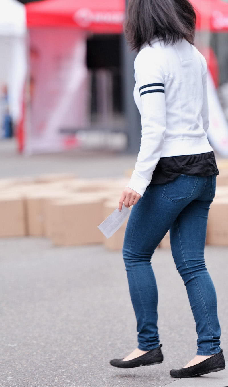 紧身牛仔裤的小姐姐虽然不花哨，但是穿在身上却很性感