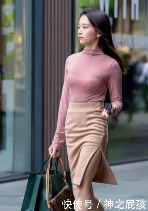  #气质#藕粉色修身长袖，搭配浅咖啡色半身裙，彰显气质女人的魅力