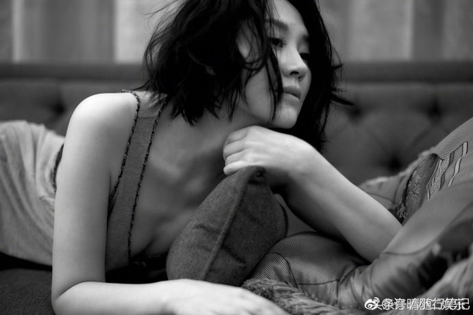 许晴穿吊带上衣微露“香沟”，姿态妖娆一颦一笑妩媚动人