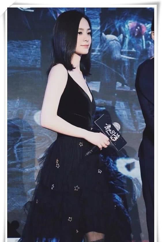 当娄艺潇阿娇同穿一件裙子,终于知道明星脸和网红脸的差距有大了