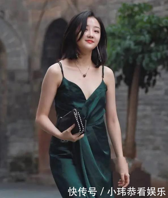  『女人味』街拍：面带微笑的小姐姐，一条墨绿色连衣裙，时尚优雅女人味