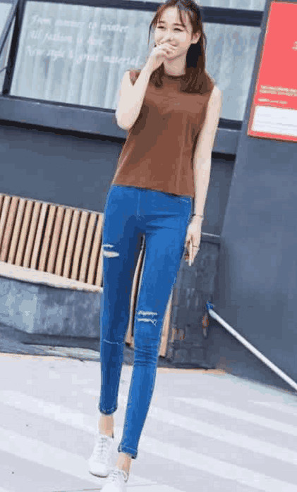 街拍美女：第二位可谓是风韵犹存，最后一位“紧身裤”太显身材！