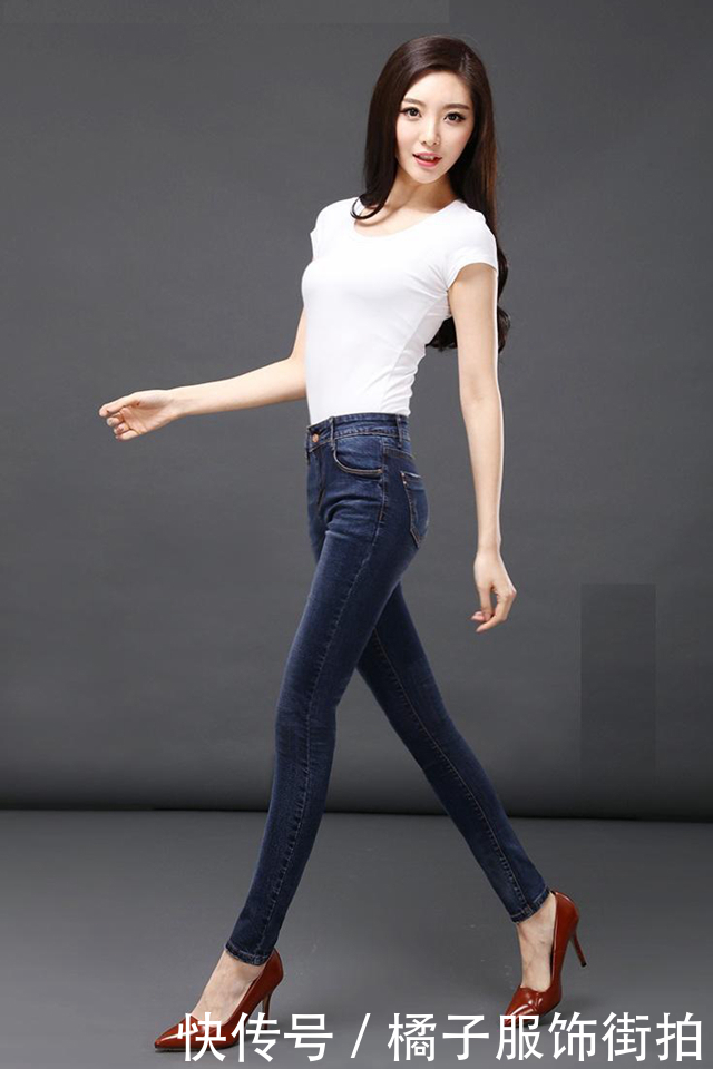 牛仔裤美女，穿着收腰的装扮，网友：太美了！