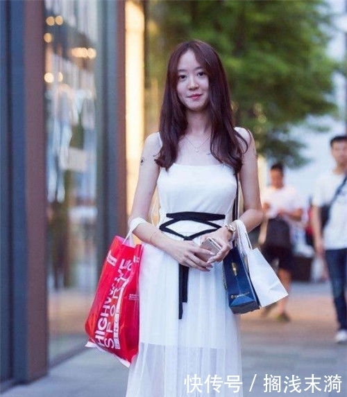 「蕾丝」街拍:高颜值的小美女,身穿黑色蕾丝,实在甜美
