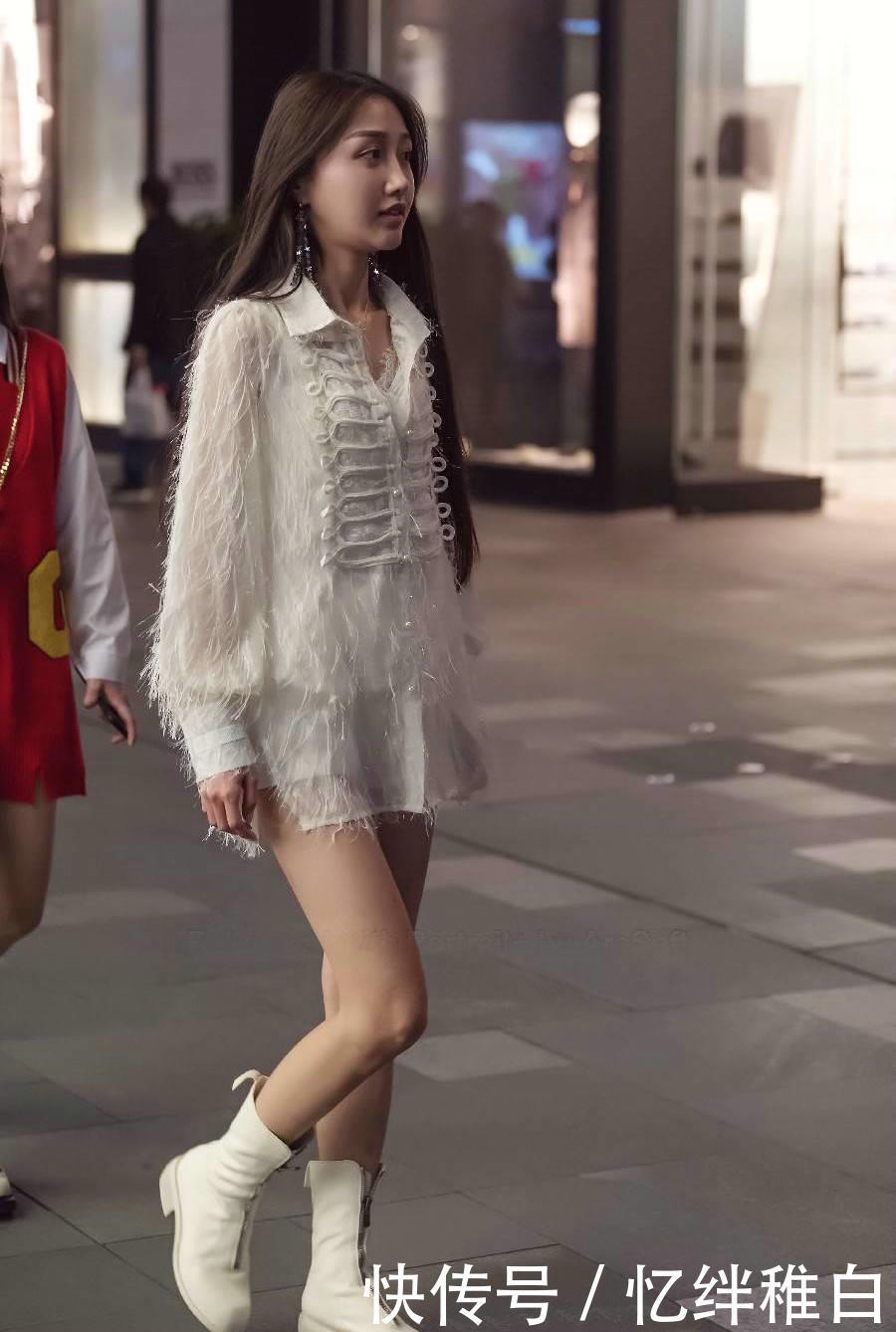  「短袖」白色的短袖搭配一款灰色的休闲长裤，真是少女感满满