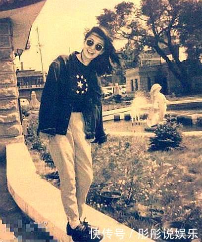 八九十年代，王祖贤就穿堆堆袜，想不到朱茵竟美的不像话