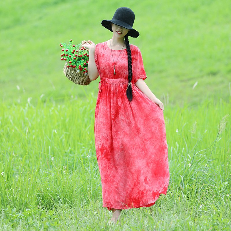 实事求是!70女人穿这“宝蓝裙”，高贵大气，穿上成行走的荷尔蒙