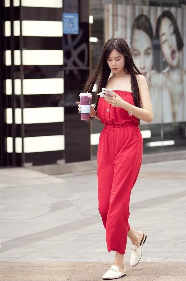 街拍:婀娜多姿的小姐姐性感迷人,尽显女神范