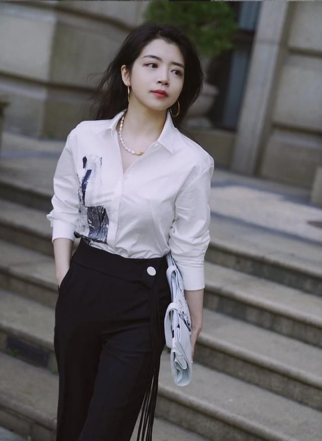  【漂亮】气温回升薄弱爽利的春装方式了，这种漂亮的穿衣搭配轻轻松松掌控