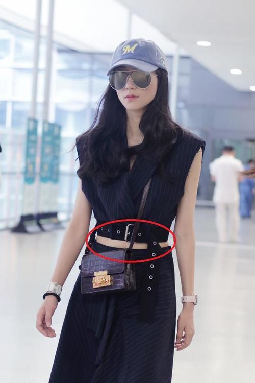 韩雪也露腰？V领露脐衫配不规则半身裙，腰上的肉都挤出来了