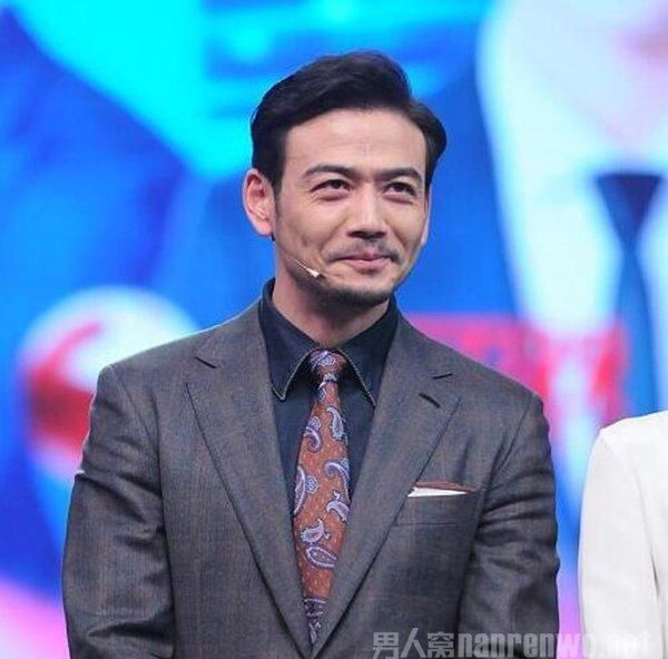  七偏分纹理@中年成熟大叔适合什么帅气发型 用这4款代替日常平头吧