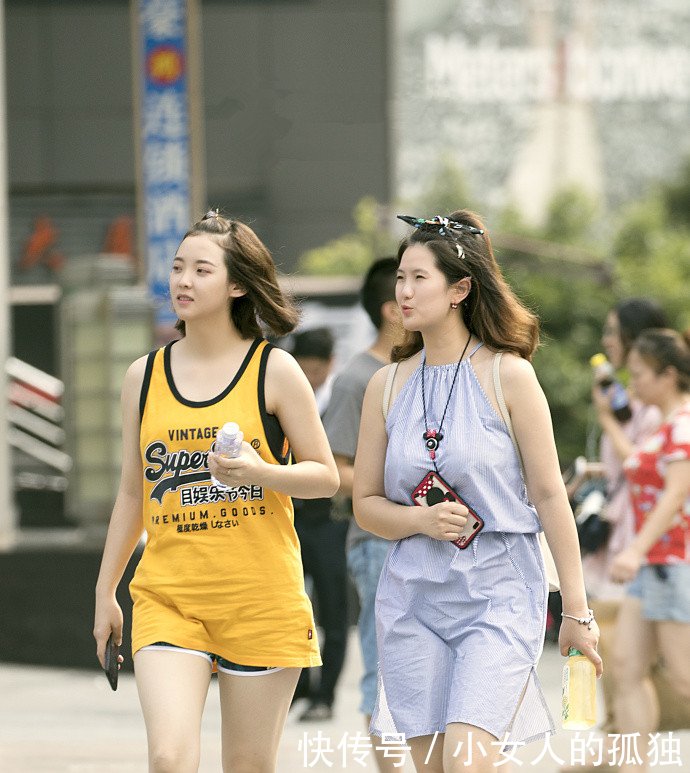 路人街拍微胖界的小姐姐，黄色运动背心穿出不一样的清爽和性感