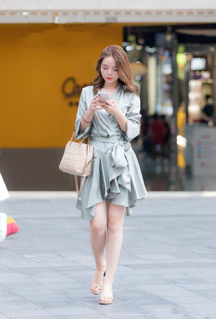 重庆街拍，姿态优美的连衣裙美女，气质十足，满满的女人味！