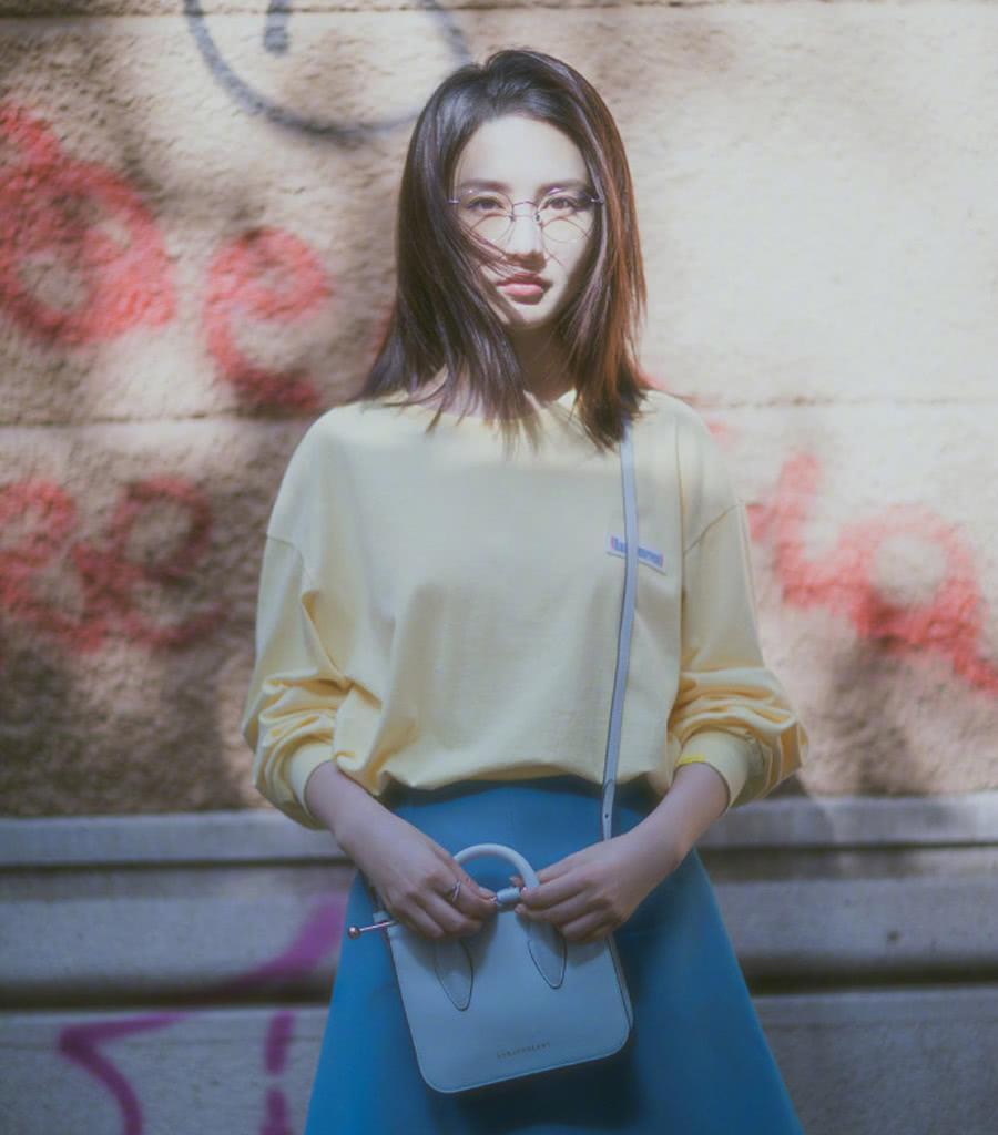  气质@李沁发街拍美照，气质清新，是小仙女没错了