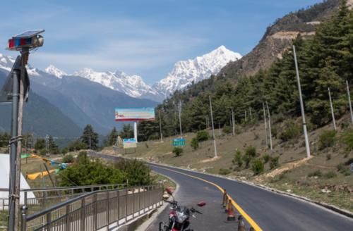 实拍中国和尼泊尔的公路路况：一边心惊胆战，一边安心赏景