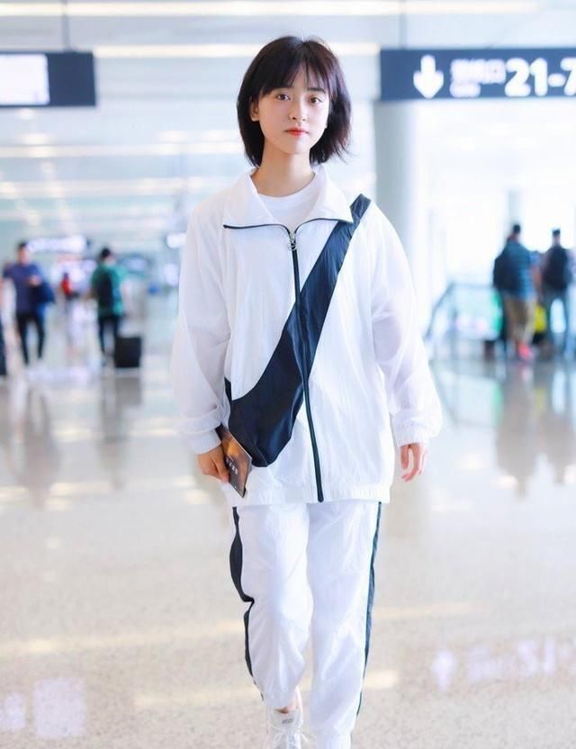  【喇叭裤】“牛仔外套”不吃香了，今年流行穿“校服”，减龄洋气