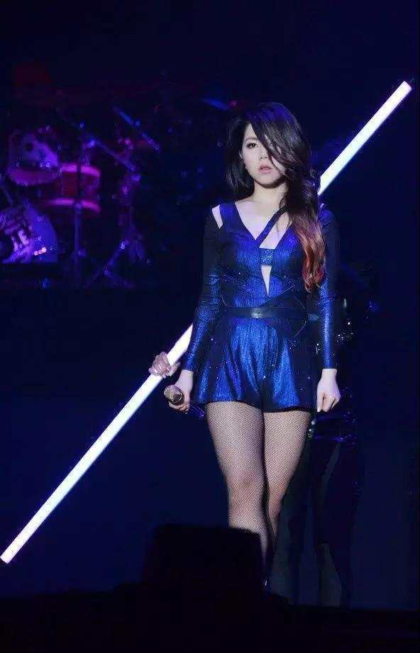 张韶涵把皮裤穿出了刘雯般的高级感, 邓紫棋换上渔网裤效果也神奇