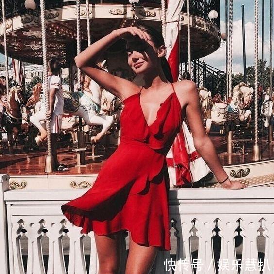 娜扎和张翰分手后更惊艳了, 穿深V红裙完美诠释好身材!