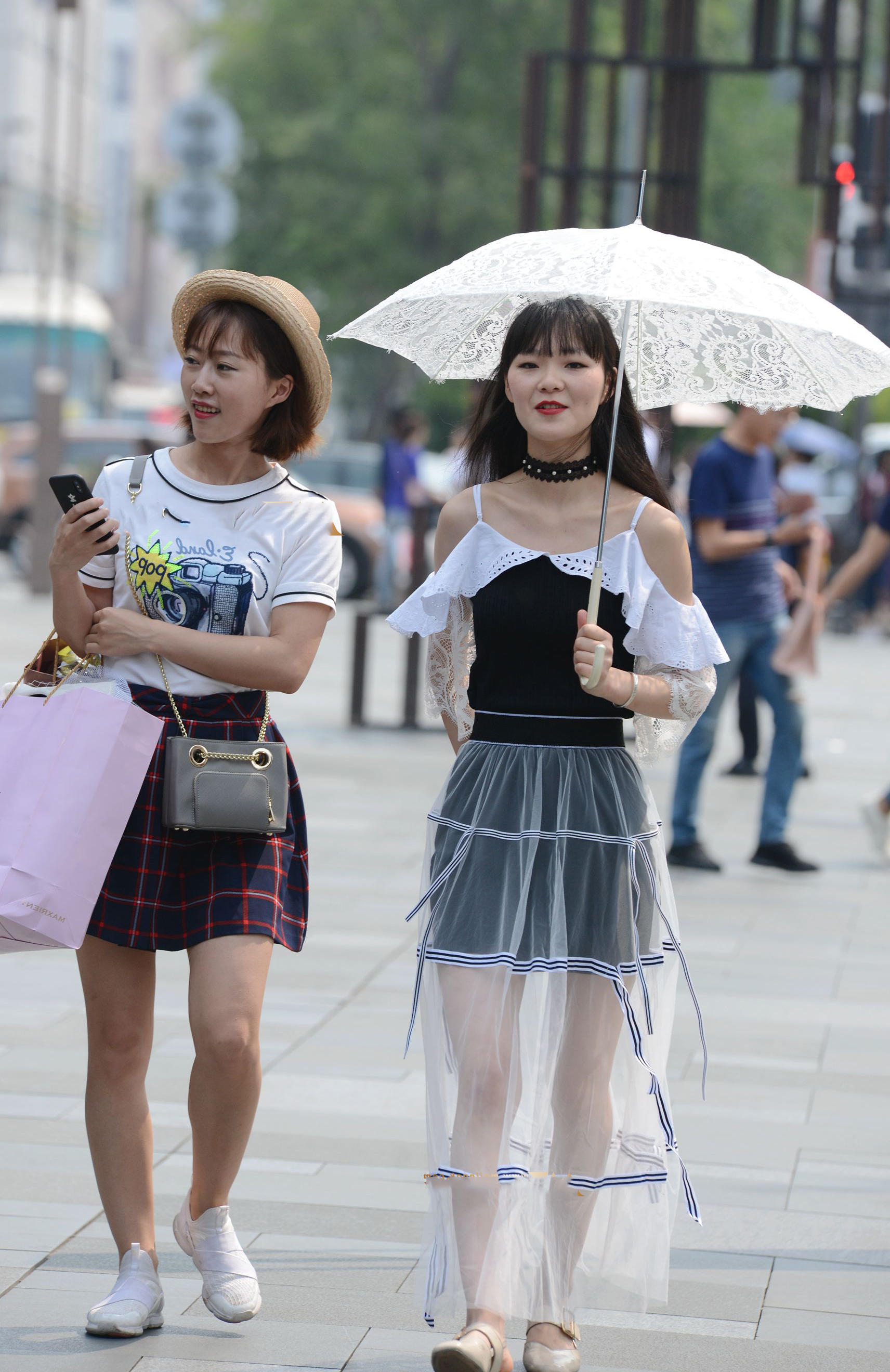 小姐姐穿着轻纱长裙，仿若纯纯少女，手持纯白镂花伞清纯妩媚