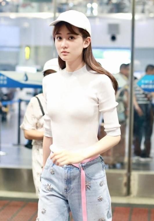 乔欣现身机场，下半身的造型让人不敢恭维，网友：腰带垂在大腿旁