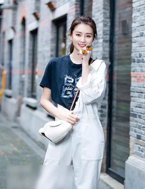 乔欣真的是越来越会穿了，连体裤只穿一半，看着心情好舒畅