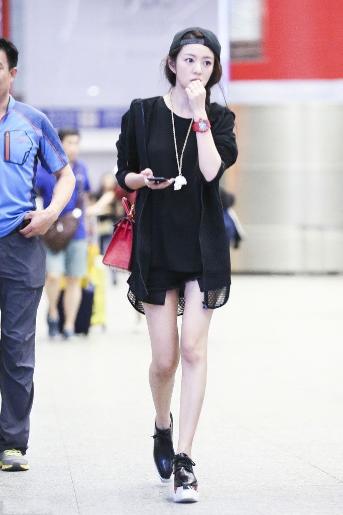 安以轩真敢穿!短裤短到裤袋都反出来了,网友:看得我好尴尬!