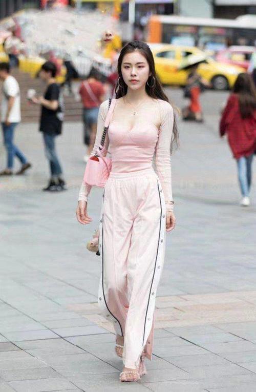 街拍: 傲人的身材曲线无论穿什么都不能遮盖！