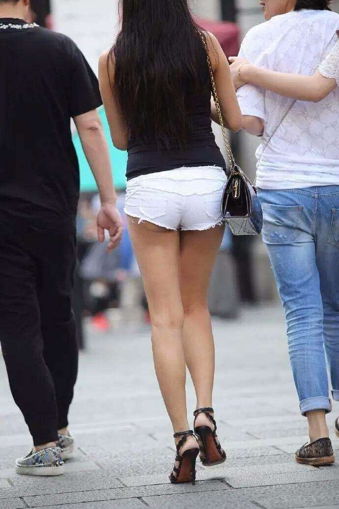 街拍: 丰满身材的成熟辣妈, 裤子是不是有点短啊?