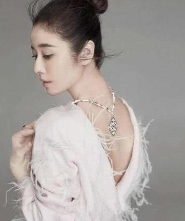 林心如穿深V优雅亮相,肚子三层赘肉实力抢镜,网友:还是不生孩