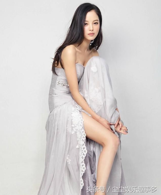 辛芷蕾:姿色诱人，尽显完美身材!