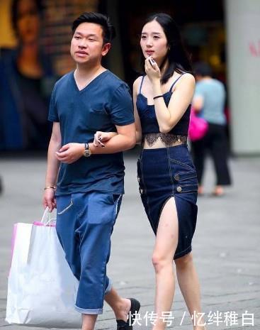 『穿搭』街拍:纤细高挑身材的小姐姐,一袭黑连衣裙配上包包,很是唯美