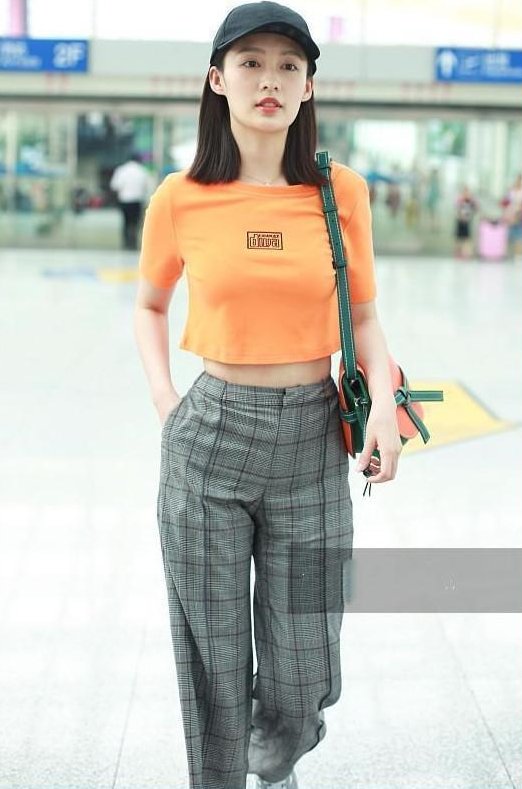 当李沁与冉莹颖同穿露脐装,才发现小蛮腰与马甲线的差距有多大