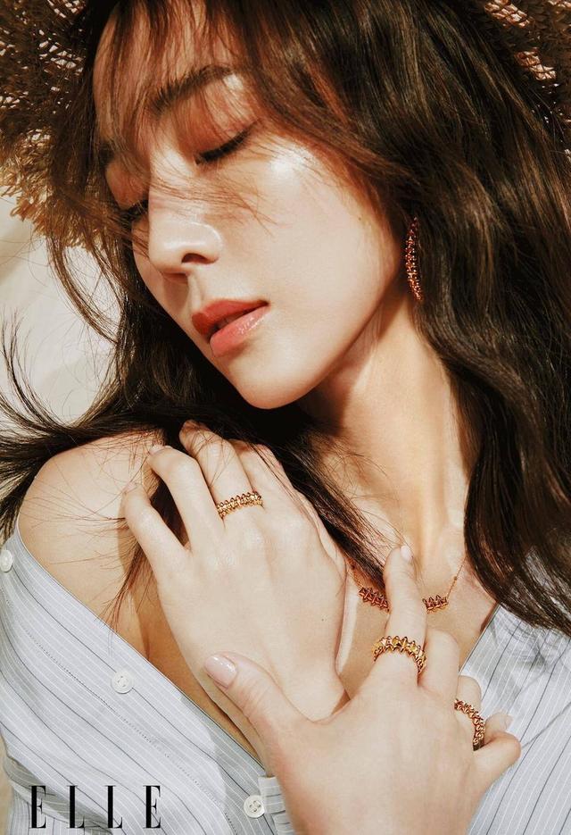 「气质」张钧甯港版刊物封面大片,淡淡妆感搭配卷发,明媚清新的优雅气质