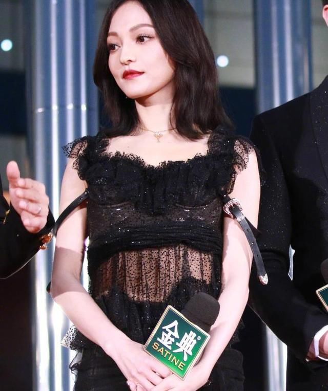 当36岁张韶涵撞衫26岁周冬雨，网友：女神和女儿的既视感