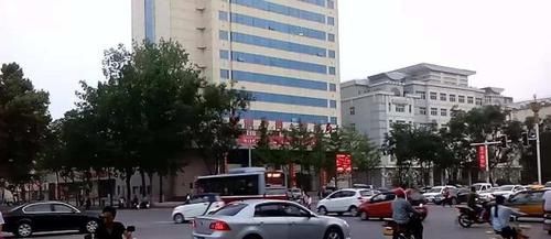  提醒■后车大灯闪三下是什么意思？懂以下汽车灯语的，都是老司