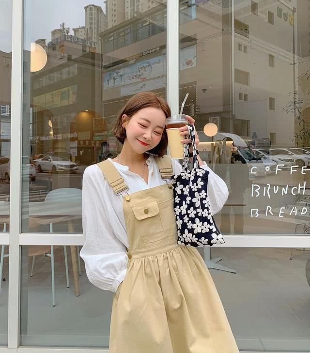  #色彩#在春季穿衣服看起来枯燥乏味，你学会运用色彩了吗？