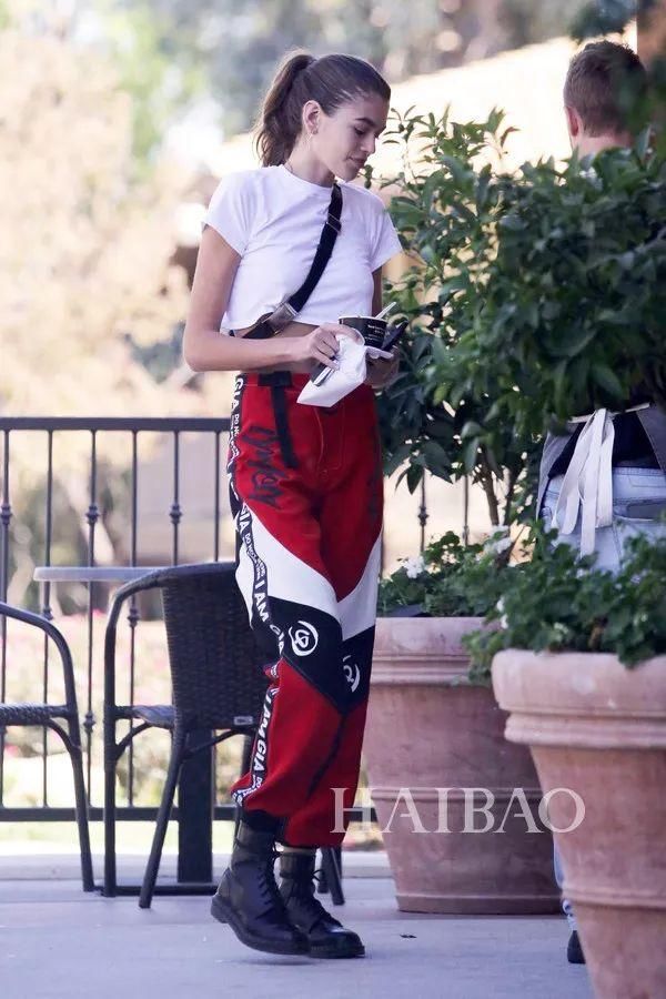 白色上装+亮色下装的三种穿搭方式，减龄显瘦正流行，贝嫂肯豆都