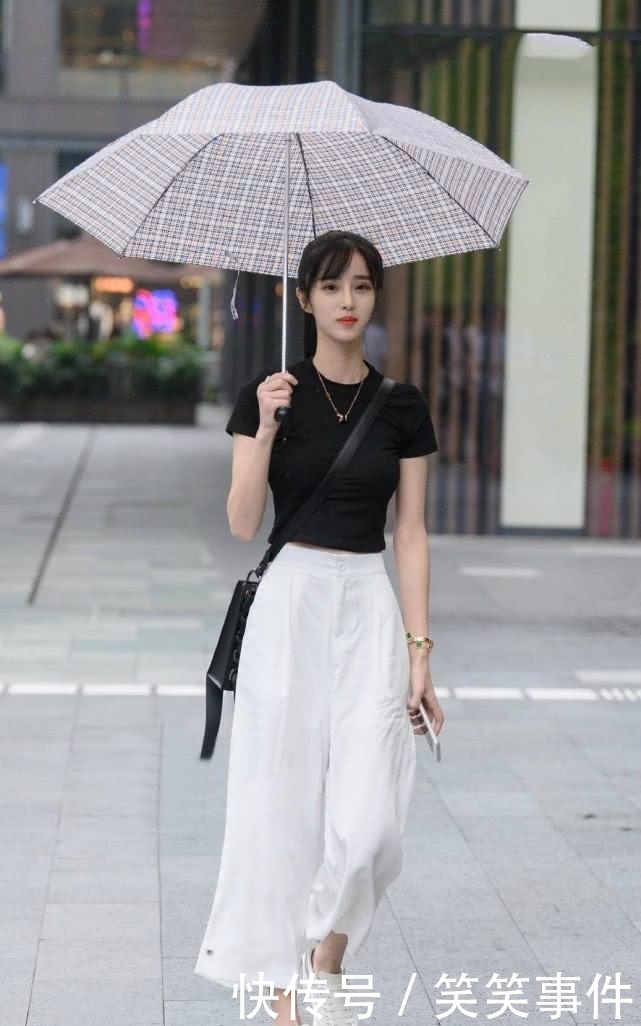  「连衣裙」街拍：穿着修身的吊带连衣裙，外搭波点元素的长袖衫，妥妥的女神范儿！