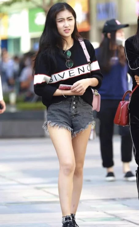 气质小姐姐与母亲逛街，超短裤PK运动裤，都说母亲略占上风