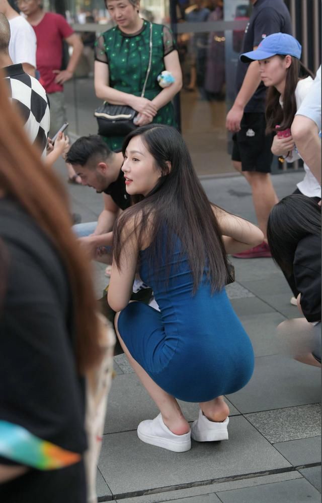  [身材]街拍：身材好还穿紧身，一看小姐姐就是性情中人