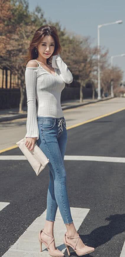 高挑小姐姐白色透视上衣勾勒出丰满圆润胸部曲线，春光一览无遗