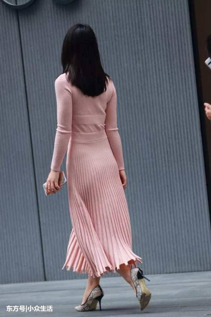 街拍:小姐姐紧身裤不仅端庄时尚, 还干净利落