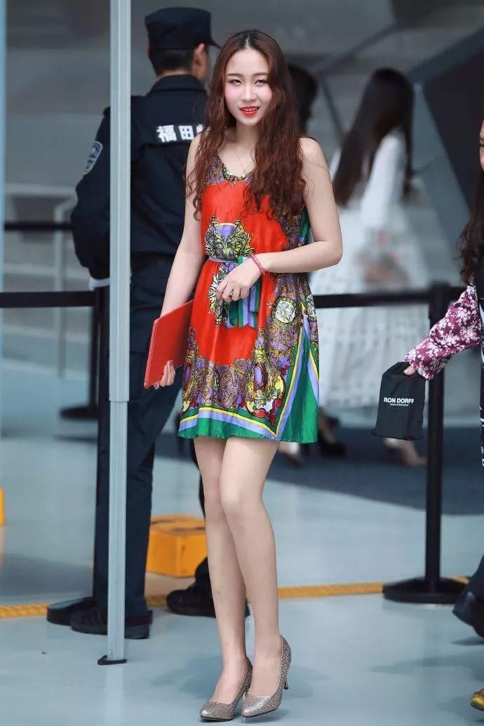 街拍美女:很有女人味的性感美女